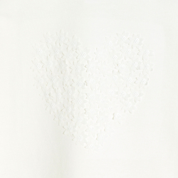 قميص داخلي أبيض عليه نقش...